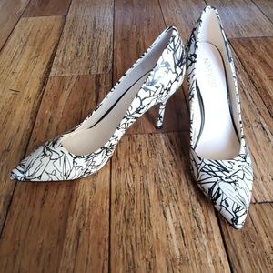 Graffiti print NINE WEST heels Size 8!